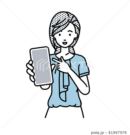 立ってスマートフォンを指差してこちらに向けて見せているオフィスカジュアルの女性 81997976