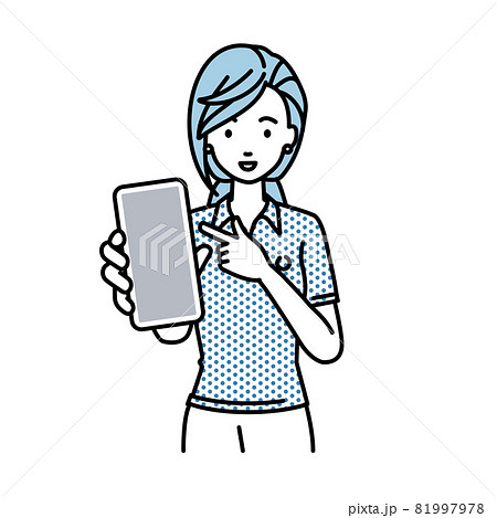 立ってスマートフォンを指差してこちらに向けて見せているポロシャツの女性 81997978