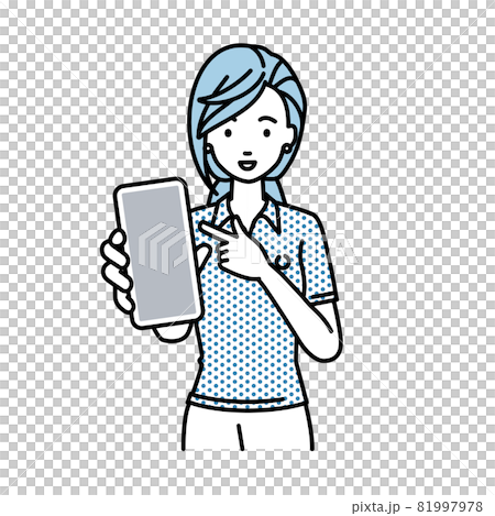 立ってスマートフォンを指差してこちらに向けて見せているポロシャツの女性 81997978