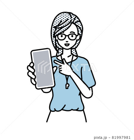 立ってスマートフォンを指差してこちらに向けて見せている教師の女性 81997981
