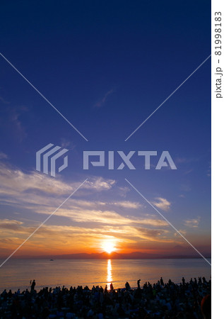 奇麗な夕日を湘南の浜辺からたくだんの人たちが見ています。 81998183