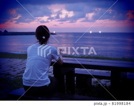 夕日に感動する女性 風景 イメージの写真素材 [81998184] - PIXTA