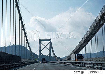 中国自動車下り線　いざ九州へ関門橋の朝 81998939