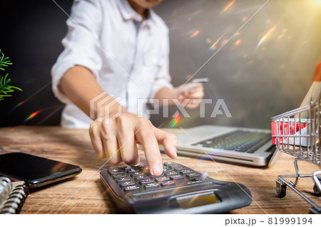 Businessman making presentation,business 81999194