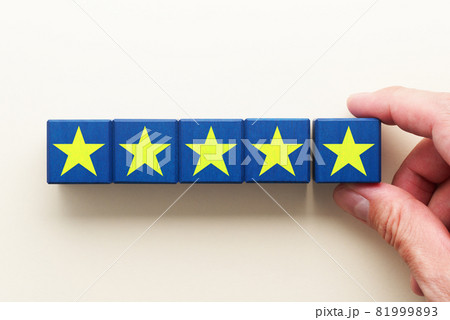 5つ星の評価。星が描かた積木を5つ並べる手。 81999893