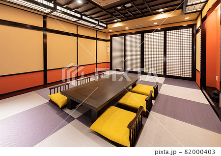 座椅子と机の置かれた畳敷きの和室 82000403