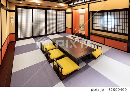 座椅子と机の置かれた畳敷きの和室 82000409