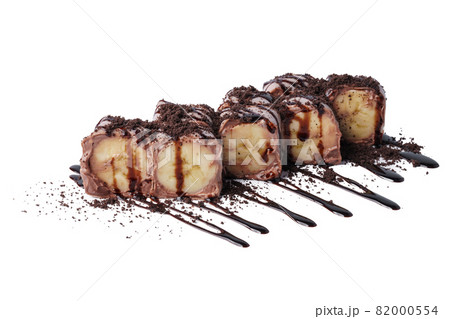 Fruit sushi rolls with chocolate cream and banana isolated on white 82000554
