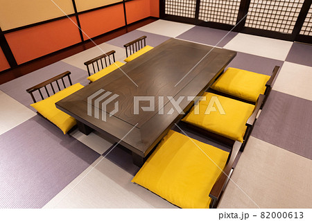 和室に置いてある座椅子と机 82000613