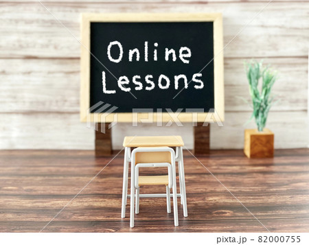 スクールデスク1つと黒板_茶色木板_online lesson文字入り 82000755