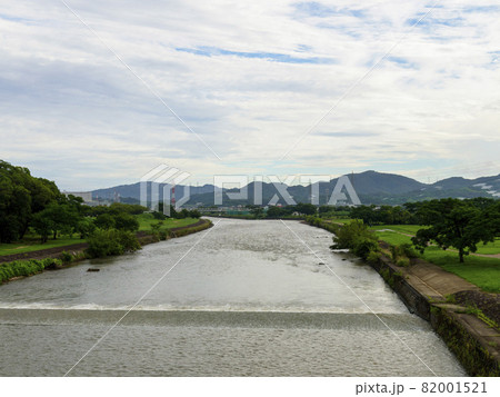 増水した河川と新緑が広がる公園 82001521