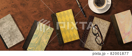 古書の散らばったテーブル。読書、勉強、学問のイメージ 82001877