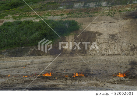 燃え広がる荒野の爆破の後 82002001