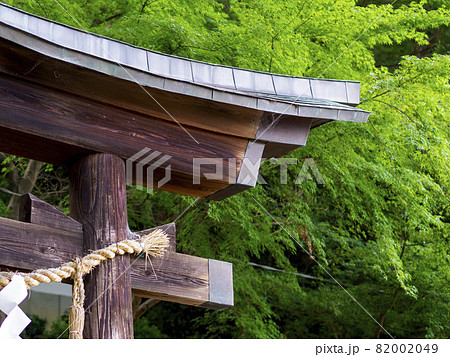 神社の鳥居としめ縄 82002049