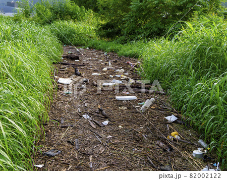 ゴミで埋め尽くされた河川敷の道路 82002122