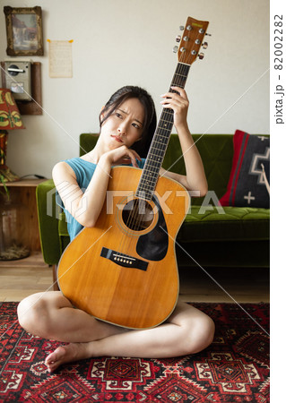 部屋でリラックスする若い女性 部屋でリラックスする若い女性 82002282