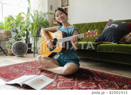 部屋でリラックスする若い女性 部屋でリラックスする若い女性 82002415