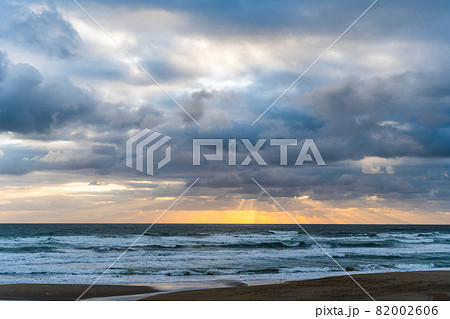 夜明け　海　砂浜 82002606