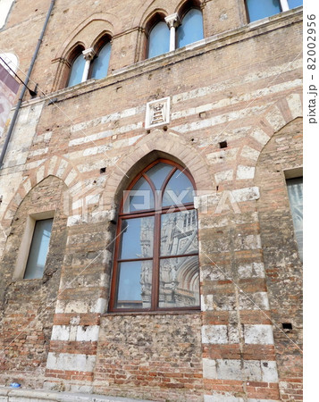 イタリア　シエナ　窓に映り込むシエナ大聖堂 82002956
