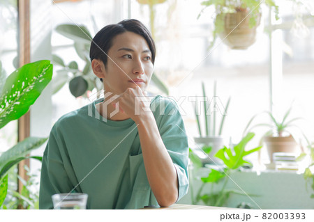 スキンケアをする若い男性 82003393