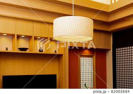 部屋を中を照しているおしゃれな照明 82003684