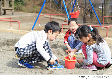 公園で遊ぶ幼稚園児 82003752