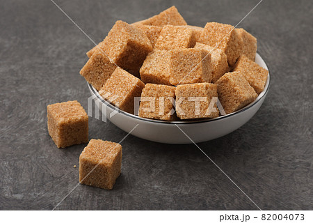 Brown unrefined cane sugar cubes 82004073