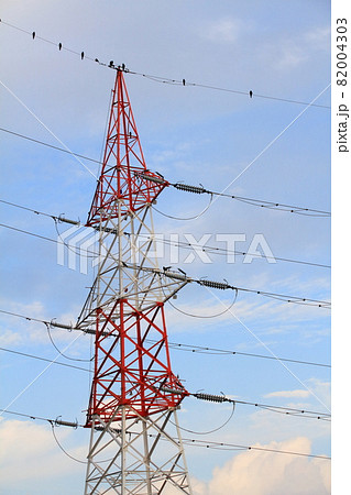 航空法により赤白に塗り分けられた送電線の鉄塔 82004303