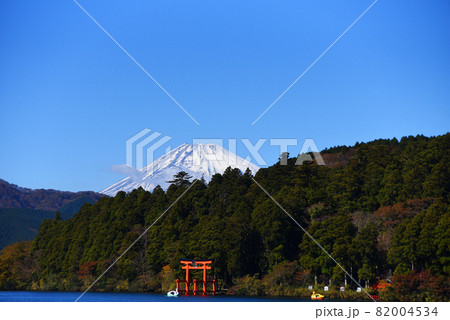 富士山と芦の湖と平和の鳥居　 82004534
