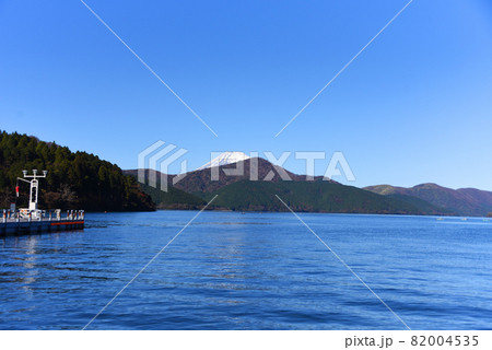 芦ノ湖と富士山 82004535