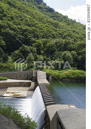 湖にある貯砂ダムの錦秋湖大滝 82004867