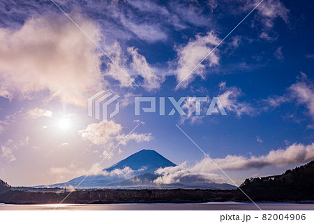 (山梨県)朝日が眩しい精進湖・富士山 (山梨県)朝日が眩しい精進湖・富士山 82004906