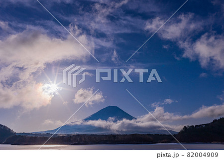 (山梨県)朝日が眩しい精進湖・富士山 (山梨県)朝日が眩しい精進湖・富士山 82004909