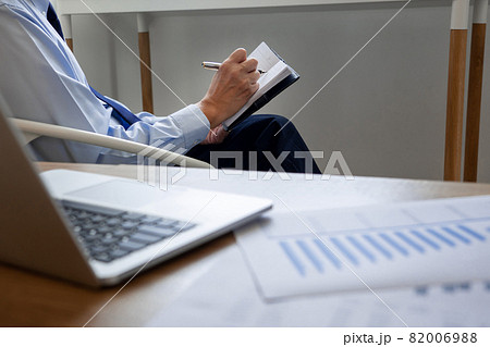 Office work concept an office worker using an idea to summarize information and creating a mind mapping writing on the paper 82006988