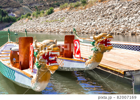 Two dragon boats with heads 82007169