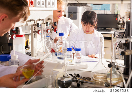 Students working in university laboratory Students working in university laboratory 82007588