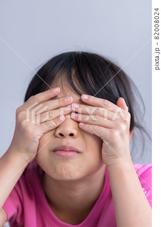 小学生の女の子の問題を考えている表情の様子 小学生の女の子の問題を考えている表情の様子 82008024