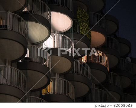 たくさん並んだ丸い形のベランダ　夜のマンション 82008033