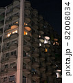 たくさん並んだ丸い形のベランダ　夜のマンション 82008034