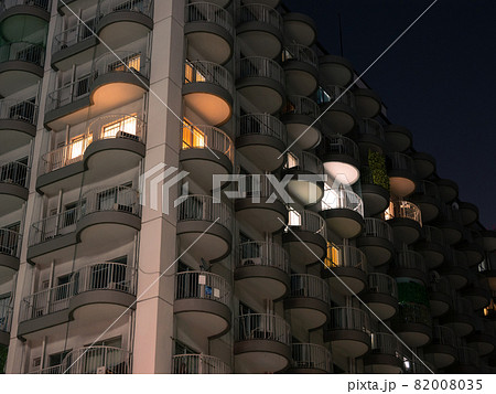 たくさん並んだ丸い形のベランダ　夜のマンション 82008035