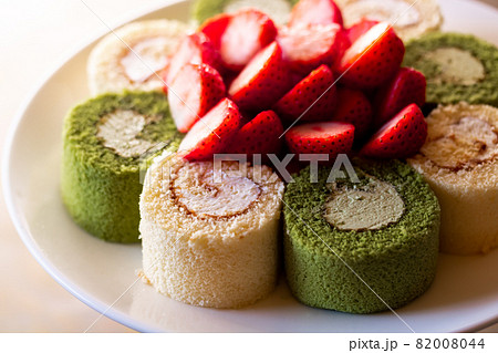 ロールケーキ二種と苺(すずあかね) ロールケーキ二種と苺(すずあかね) 82008044