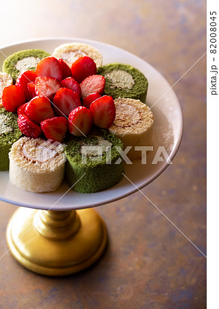 ロールケーキ二種と苺（すずあかね） 82008045