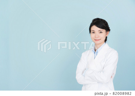 腕を組む白衣を着た女性 82008982