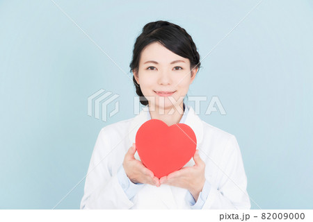 ハートを持った白衣を着た女性 82009000