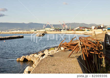 錆びた錨と漁師の仕事場 82009306