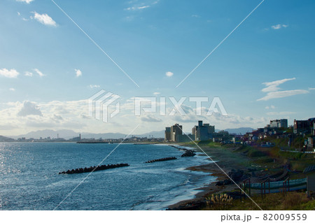 海と空に広がる気持ち良い青 82009559