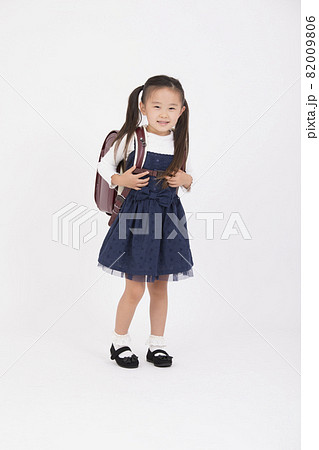 ランドセル姿の女の子 82009806