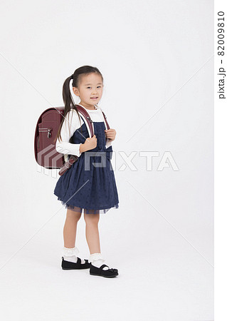 ランドセル姿の女の子 82009810