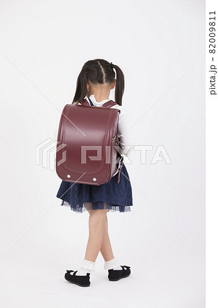 ランドセル姿の女の子 82009811