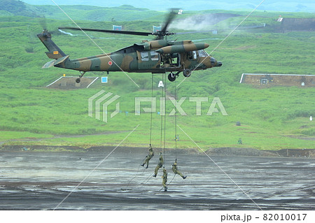 自衛隊のヘリコプターからのリペリング降下訓練(UH-60JA 富士 総合火力演習 静岡県) 自衛隊のヘリコプターからのリペリング降下訓練(UH-60JA 富士 総合火力演習 静岡県) 82010017